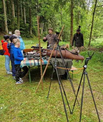 2025.05.23   0006   Volksschulkinder Mit Jaegern Im Revier